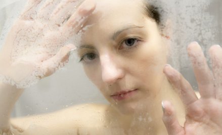 Dla osoby cierpiącej na pokrzywkę wodną prysznic nie jest chwilą relaksu