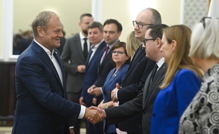 Premier Donald Tusk przed posiedzeniem rządu w KPRM w Warszawie