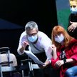 Reżyser Michał Zadara (z lewej) podczas próby, w reżimie sanitarnym