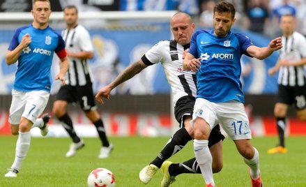 W pierwszej kolejce ekstraklasy Lech zremisował z Sandecją 0:0. Maciej Makuszewski (Lech, z prawej) 