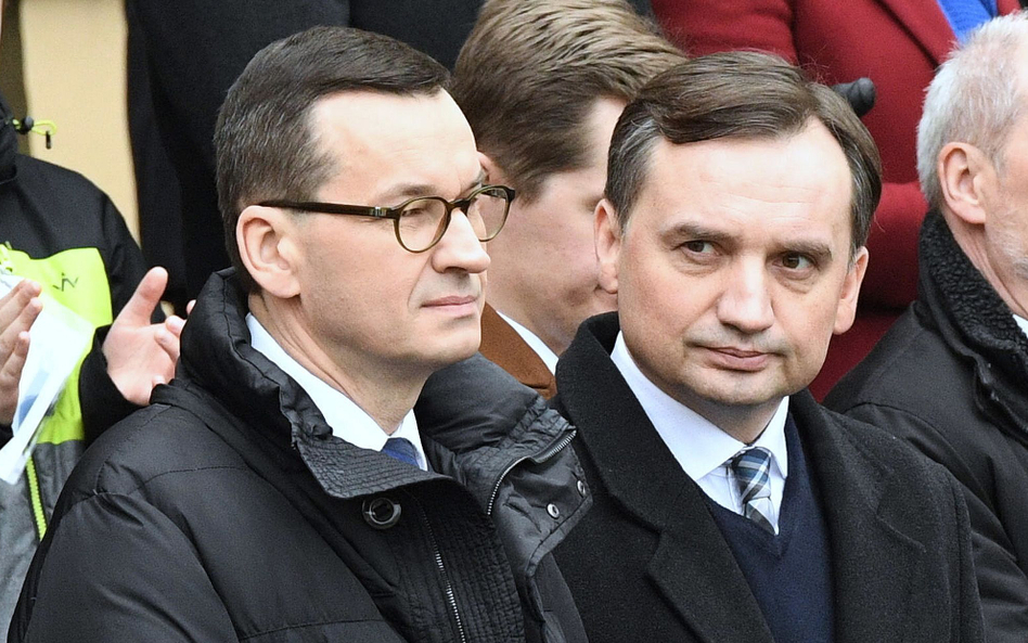 Premier Mateusz Morawiecki (L), minister sprawiedliwości Zbigniew Ziobro (P)