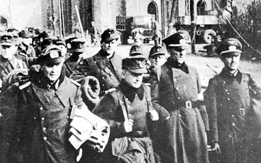 Pojmani oficerowie Wehrmachtu na ulicach Königsbergu (Królewca), 12 kwietnia 1945 r.
