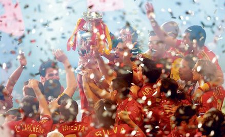 Finałowy turniej mistrzostw Europy w Austrii i Szwajcarii nazwano triumfem futbolu. Wygrali też Hisz