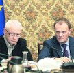 Premier Donald Tusk (z prawej) i minister Michał Boni czekają na propozycje OFE dotyczące zmian w sy