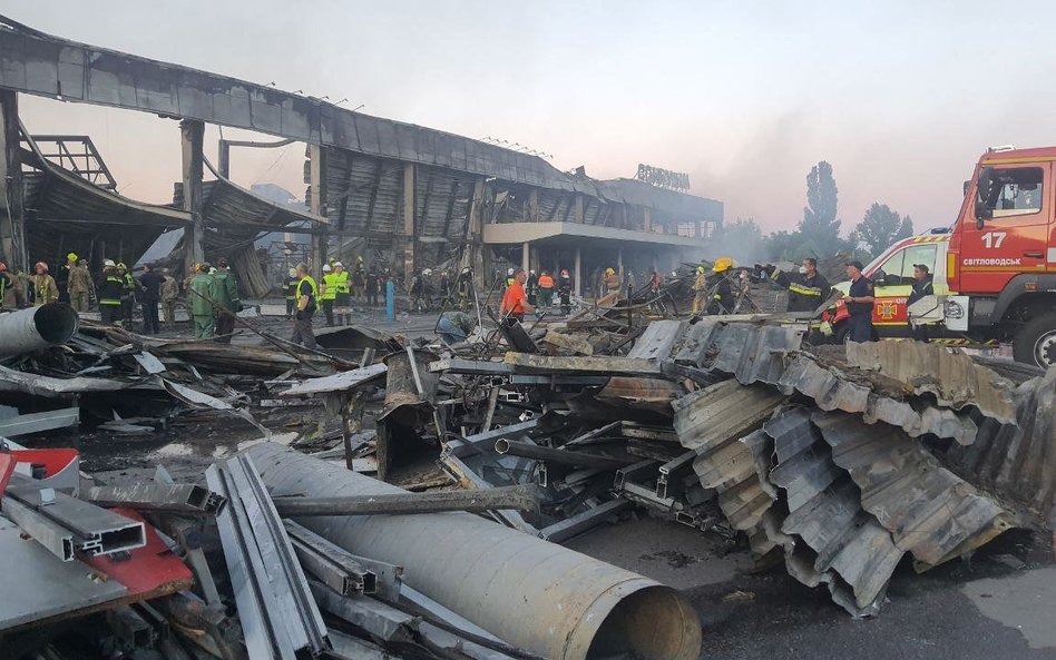 Zniszczone centrum handlowe w Krzemieńczuku