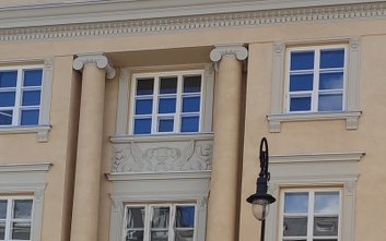 Dzięki przeprowadzonej renowacji elewacja kamienicy przy Nowym Świecie 25 znów jest ozdobą ulicy