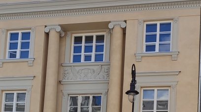 Dzięki przeprowadzonej renowacji elewacja kamienicy przy Nowym Świecie 25 znów jest ozdobą ulicy