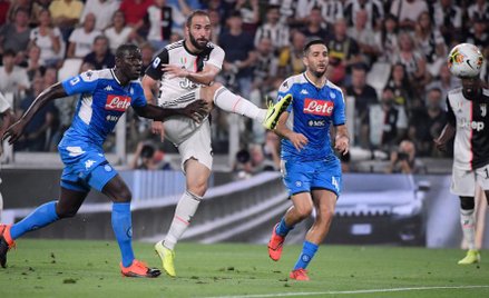 Kalidou Koulibaly (z lewej) – największy pechowiec sobotniego szlagieru Serie A