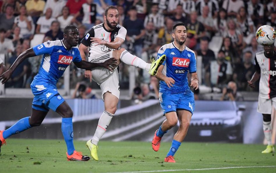 Kalidou Koulibaly (z lewej) – największy pechowiec sobotniego szlagieru Serie A