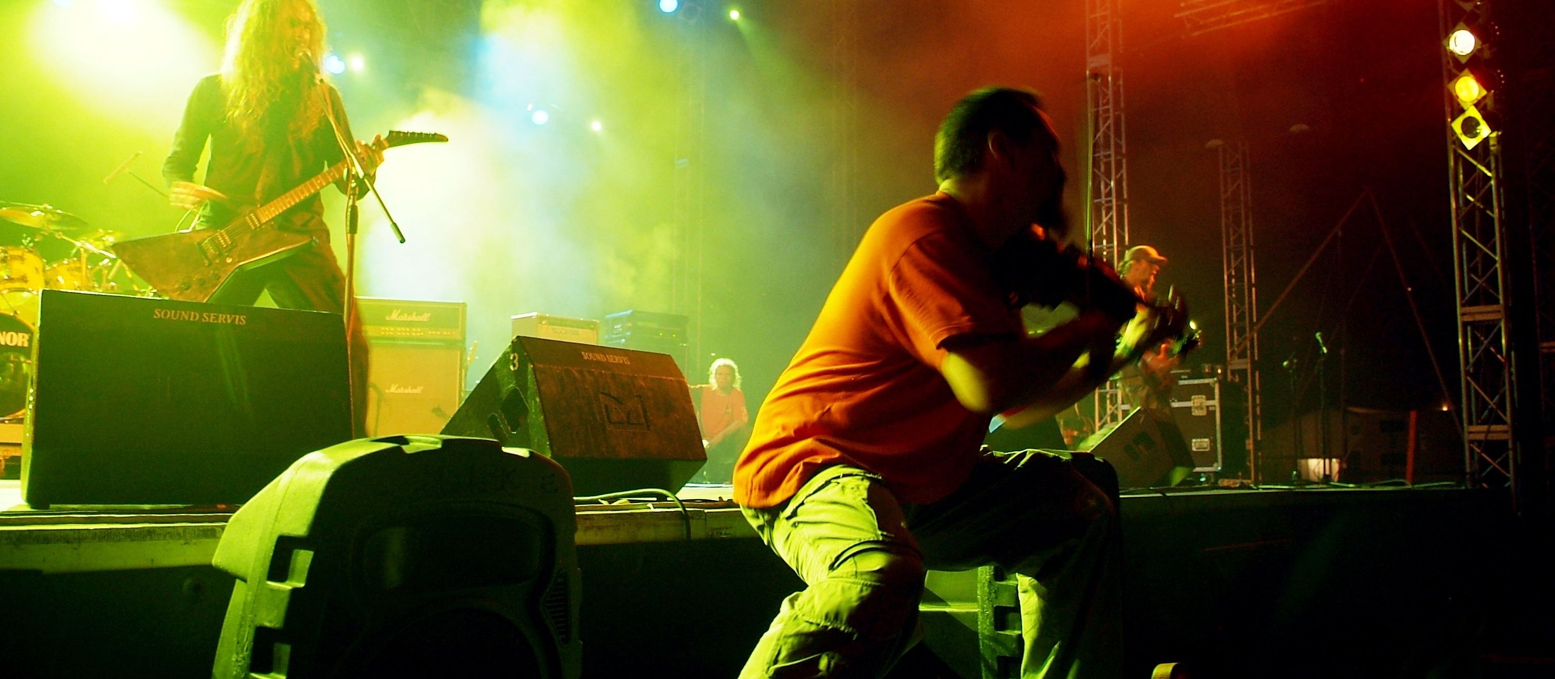 Lider zespołu, którego muzyk występuje w hitlerowskim mundurze, odznaczony przez minister kultury