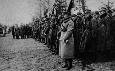 Buława w rękach Marszałka i przegląd wojsk 11 listopada 1920 roku. „Wojna była wygrana i gwiazdy spo
