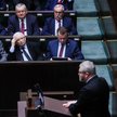 Grzegorz Braun w Sejmie, 2024 r. Wystąpieniu ówczesnego posła przysłuchuje się prezes PiS Jarosław K