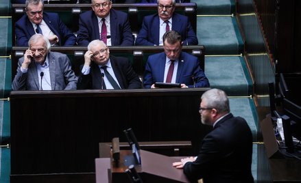 Grzegorz Braun w Sejmie, 2024 r. Wystąpieniu ówczesnego posła przysłuchuje się prezes PiS Jarosław K