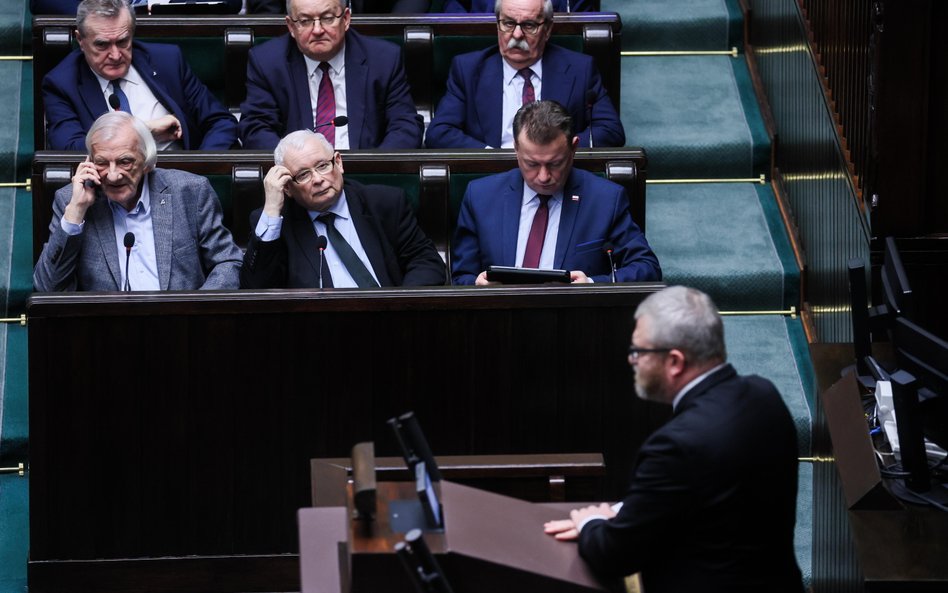 Grzegorz Braun w Sejmie, 2024 r. Wystąpieniu ówczesnego posła przysłuchuje się prezes PiS Jarosław K