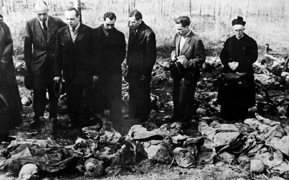 Ekshumacja zwłok polskich oficerów pomordowanych w Katyniu, wiosna 1943 r. (reprodukcja: Jerzy Dudek