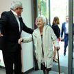 Dyr. Michał Merczyński wita Danutę Szaflarską na uroczystości otwarcia siedizby NInA.
