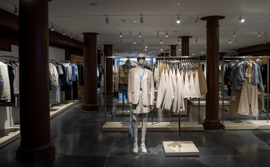 Wnętrze sklepu Urban Revivo w Nowym Jorku.