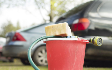 Czy gmina może zakazać mycia i napraw samochodów przed domem