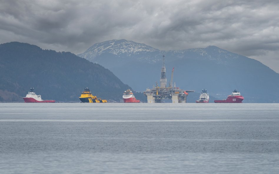 Przenoszenie platformy wiertniczej Equinor Njord Alpha