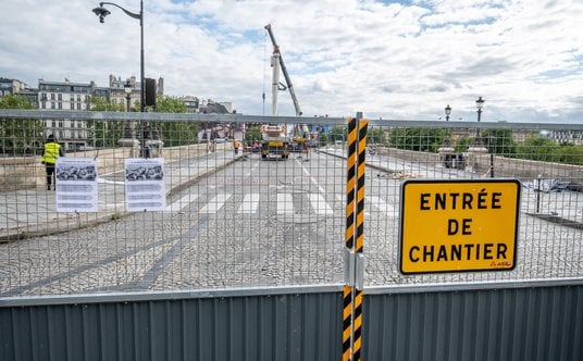Prace na moście Pont Neuf już trwają.