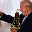 Prezydent Lula z figurką Matki Boskiej z Aparecida