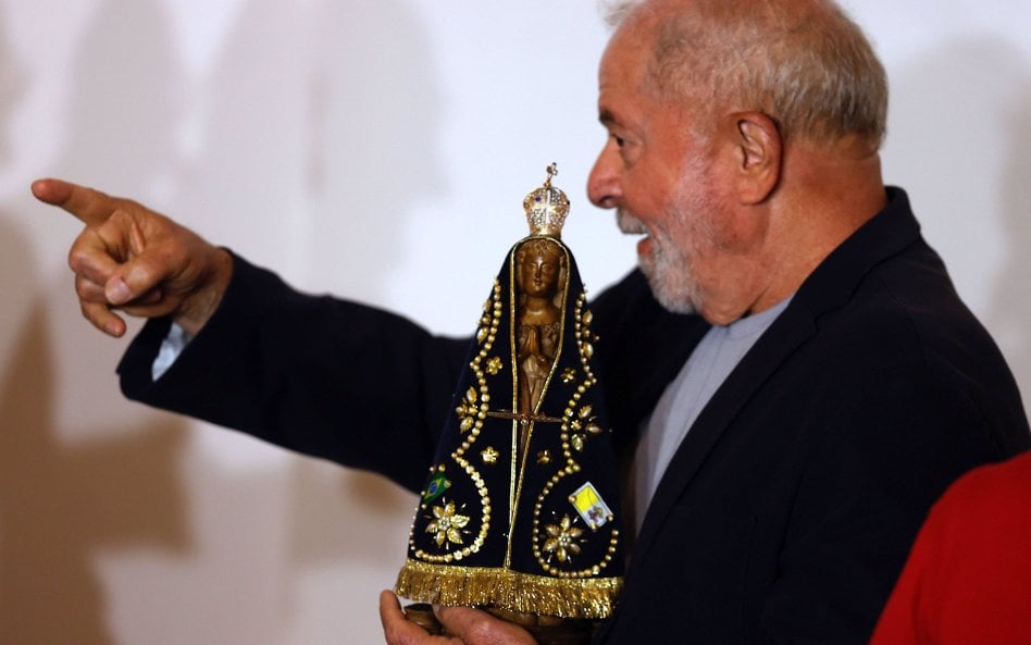 Prezydent Lula z figurką Matki Boskiej z Aparecida