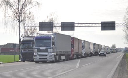 Kolejka na przejście w Koroszczynie żyje nocą