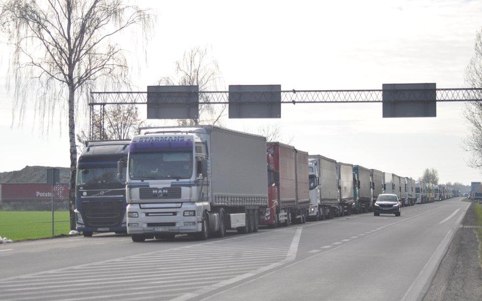 Sankcje uderzyły w Białorusinów. Potężne kolejki na granicy z Polską