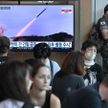 Południowokoreańska telewizja pokazuje  nagrania północnokoreańskiego testu rakietowego