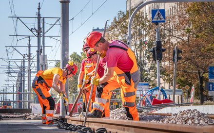 Prace przy torowisku wymagają koordynacji kilku par rąk