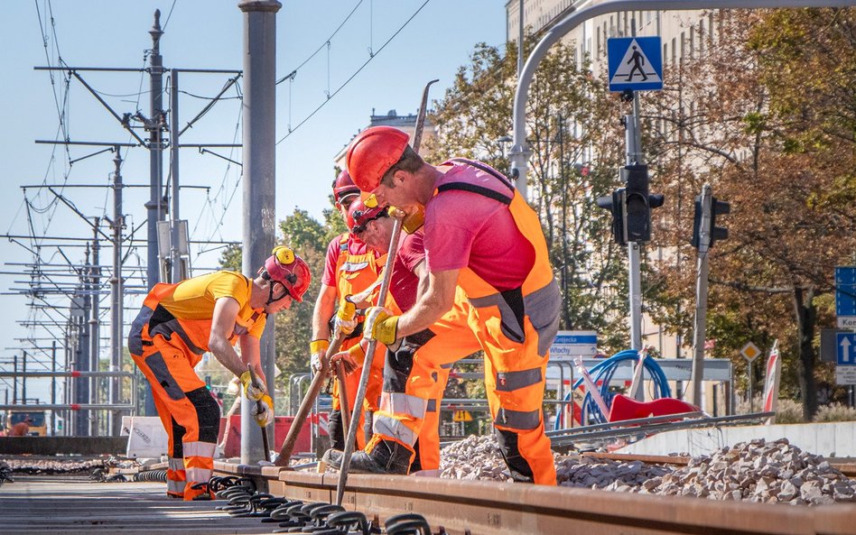 Prace przy torowisku wymagają koordynacji kilku par rąk