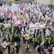 Do Warszawy zjechało wczoraj około 18 tys. protestujących. Pod Sejmem zorganizowali związkowe miaste
