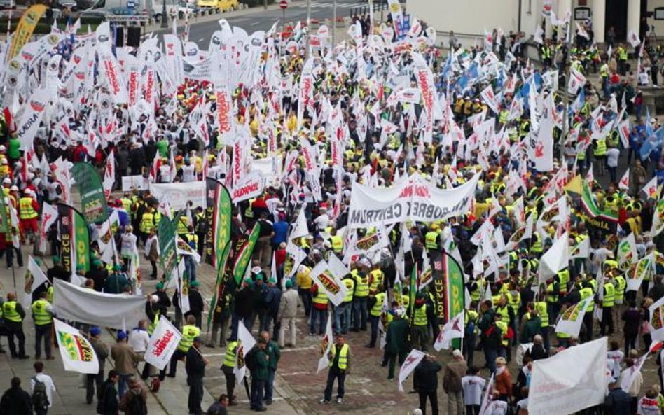 Do Warszawy zjechało wczoraj około 18 tys. protestujących. Pod Sejmem zorganizowali związkowe miaste