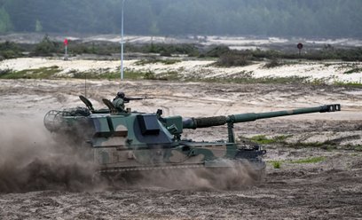Armatohaubica Krab w czasie ćwiczeń na poligonie w Nowej Dębie