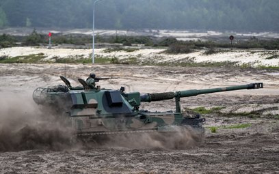 Armatohaubica Krab w czasie ćwiczeń na poligonie w Nowej Dębie