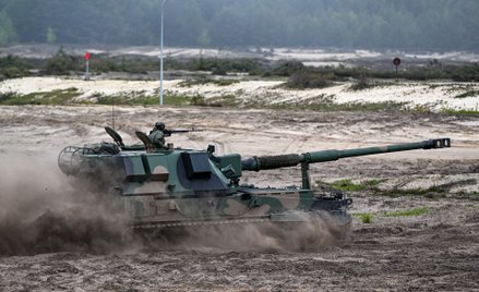 Armatohaubica Krab w czasie ćwiczeń na poligonie w Nowej Dębie