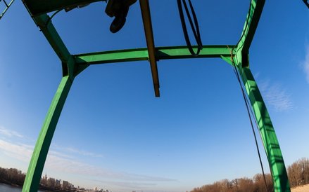 Wyjście na taras zewnętrzny i widok na most Łazienkowski.