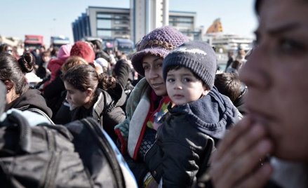 Grupa uchodźców po przybyciu do Pireusu z wysp Lesbos i Chios, na które dotarli z Turcji