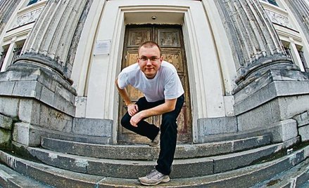 Dariusz Majgier, jak sam przyznaje, lubi wałęsać się po mieście w poszukiwaniu rzadko dostrzeganych 