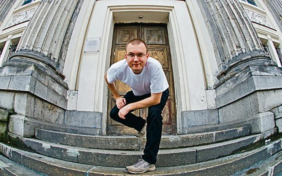 Dariusz Majgier, jak sam przyznaje, lubi wałęsać się po mieście w poszukiwaniu rzadko dostrzeganych 