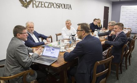 Od lewej: Filip Frydrykiewicz, dziennikarz, moderator spotkania, Krzysztof Piątek, prezes PZOT, Marc