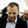 Donald Tusk podczas lotu do Brazylii. Grzegorz Rogiński na drugim planie