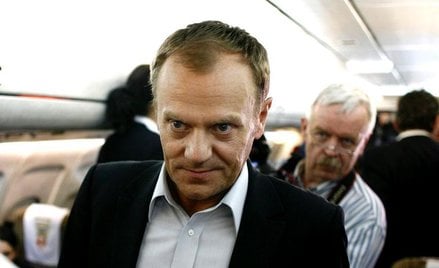Donald Tusk podczas lotu do Brazylii. Grzegorz Rogiński na drugim planie
