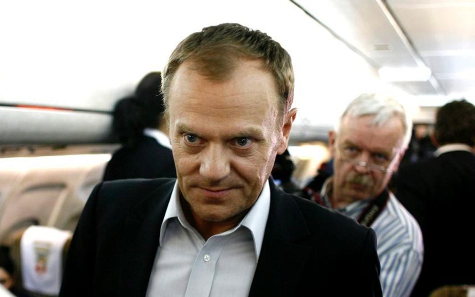 Donald Tusk podczas lotu do Brazylii. Grzegorz Rogiński na drugim planie