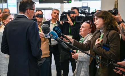 Mateusz Morawiecki rozmawia z dziennikarzami
