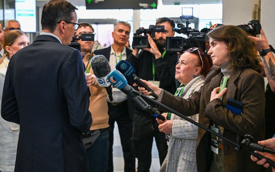 Mateusz Morawiecki rozmawia z dziennikarzami