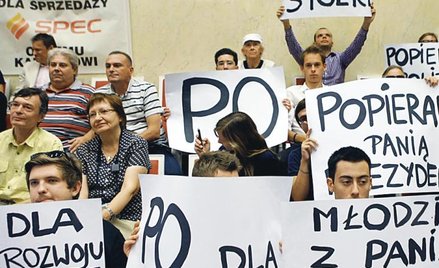 Obserwatorzy podzielili się na grupy: przeciwników sprzedaży SPEC oraz zwolenników polityki władz mi
