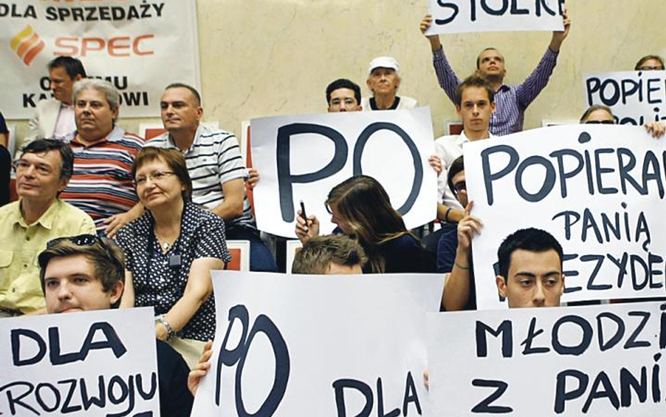 Obserwatorzy podzielili się na grupy: przeciwników sprzedaży SPEC oraz zwolenników polityki władz mi