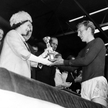30 lipca 1966 roku, królowa Elżbieta wręcza Puchar Rimeta Bobby'emu Moore'owi, kapitanowi piłkarskie