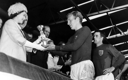 30 lipca 1966 roku, królowa Elżbieta wręcza Puchar Rimeta Bobby'emu Moore'owi, kapitanowi piłkarskie